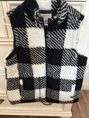 Mountain Ridge Women's Black & White Buffalo Plaid Sherpa Vest
